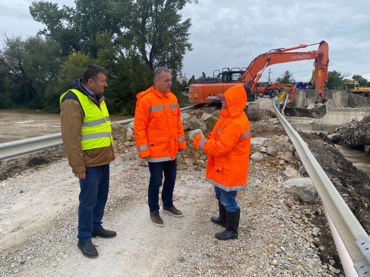 Un pod din Bihor s-a fisurat din cauza ploilor, la o săptămână de la inaugurare. Traficul a fost deviat