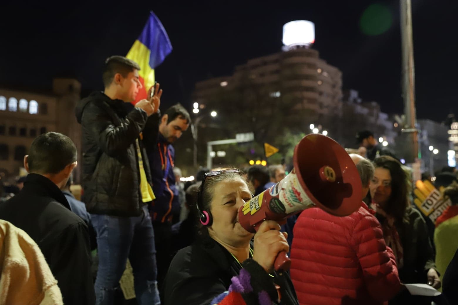 FOTO&VIDEO/ Sute de oameni au protestat sâmbătă seară în Piața Universității. Tudor Chirilă și regizorul Stere Gulea, printre protestatari