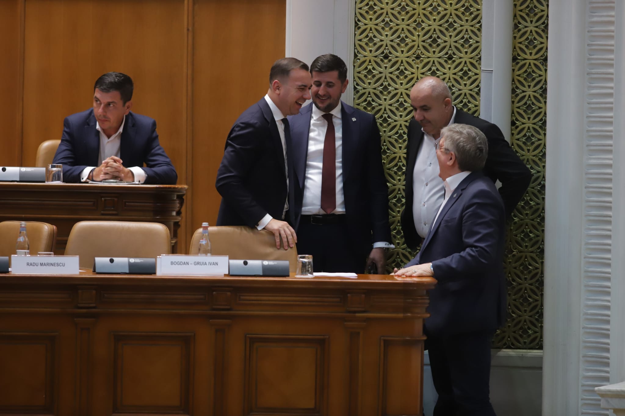 Cronica unei moțiuni de cenzură ratate: bancuri, plictiseală și clinciuri. Opoziția a bifat cel mai umilitor vot din ultimii 16 ani
