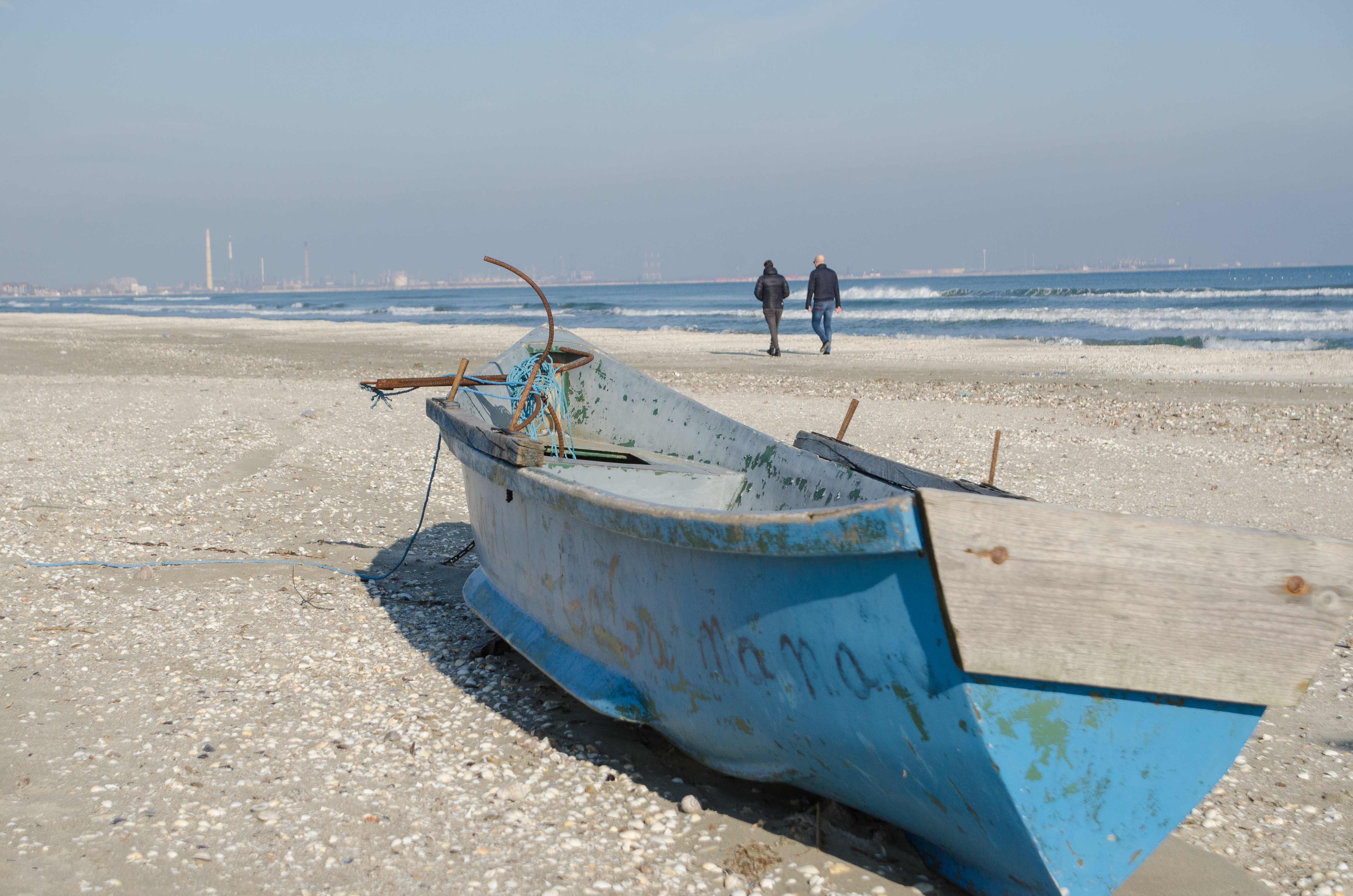 GALERIE FOTO/Ultima zi din an la malul mării. Plaja din Mamaia pe 31 decembrie, la 10 grade Celsius