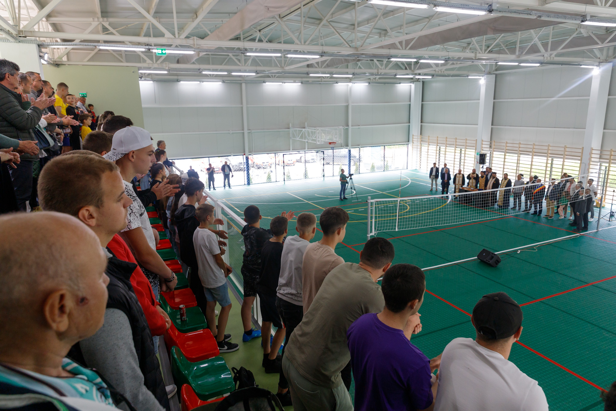 REPORTAJ Copiii din Ucraina au fost chemați de ucrainenii din România să le inaugureze o sală de sport. „Mai uită că au tații plecați la război”