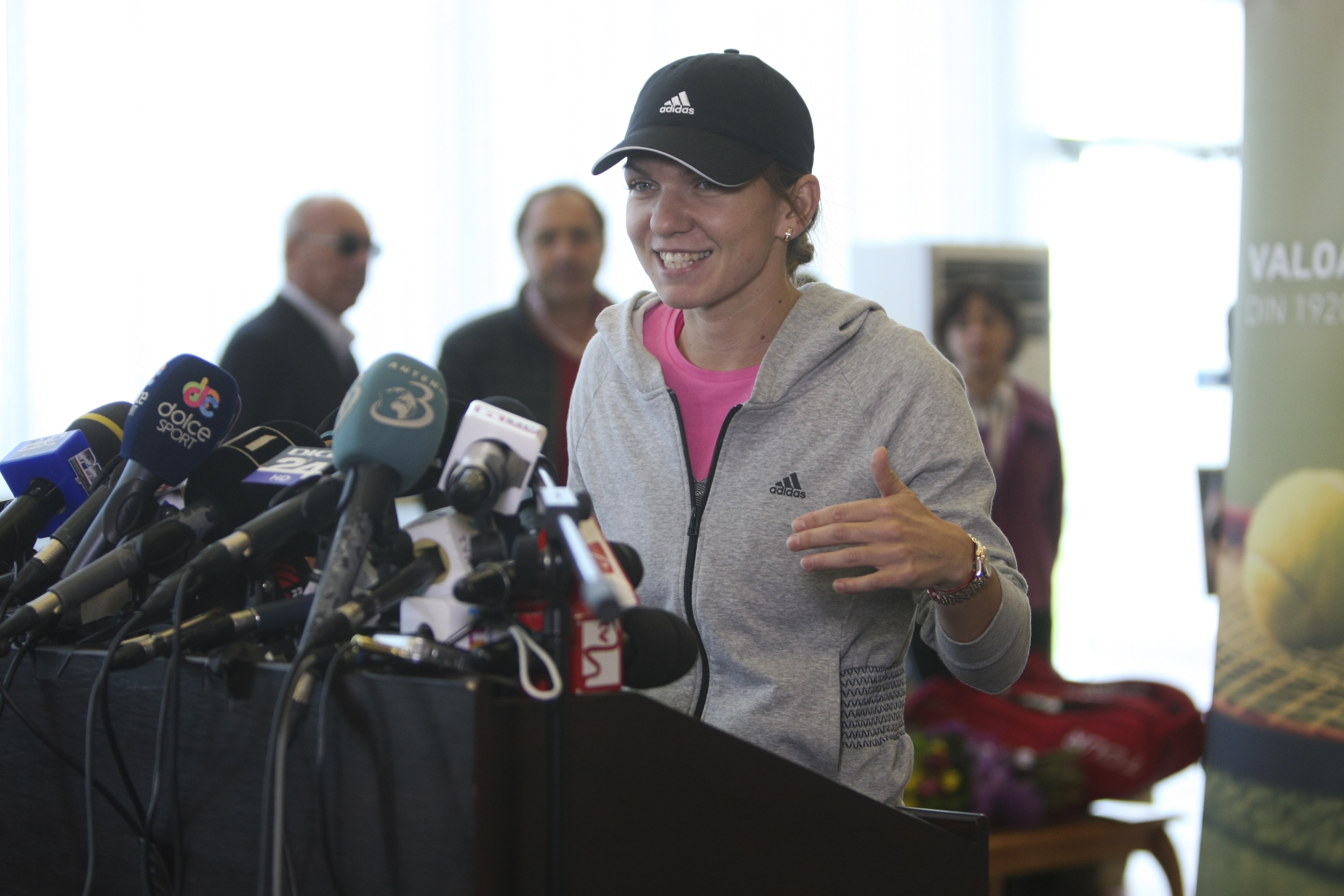FOTO / Simona Halep a revenit în ţară. ^”Serena a vrut o poză cu mine, că  voi fi numărul unu mondial”