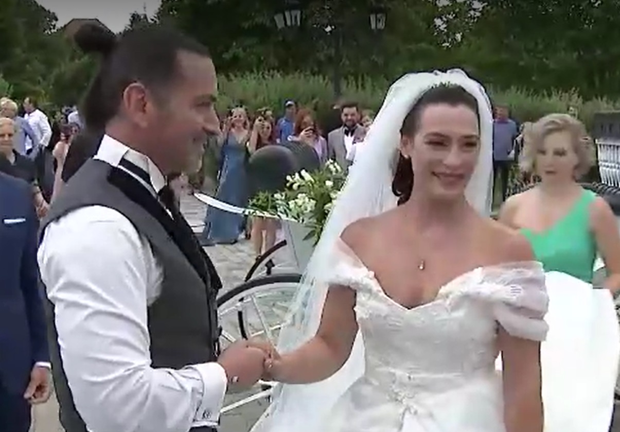 Cătălina Ponor s-a căsătorit religios cu Bogdan Jianu. Mirele și-a făcut o apariție ca în filme, pe cal, iar mireasa în caleașcă