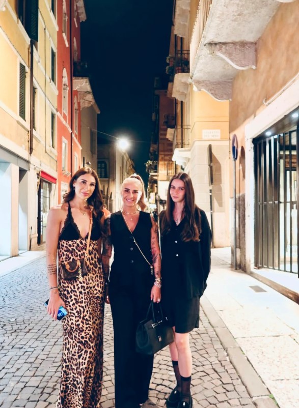 Anamaria Prodan, vacanță în Italia cu fiicele și iubiții acestora. Cu ce se ocupă Sarah și Rebecca Dumitrescu