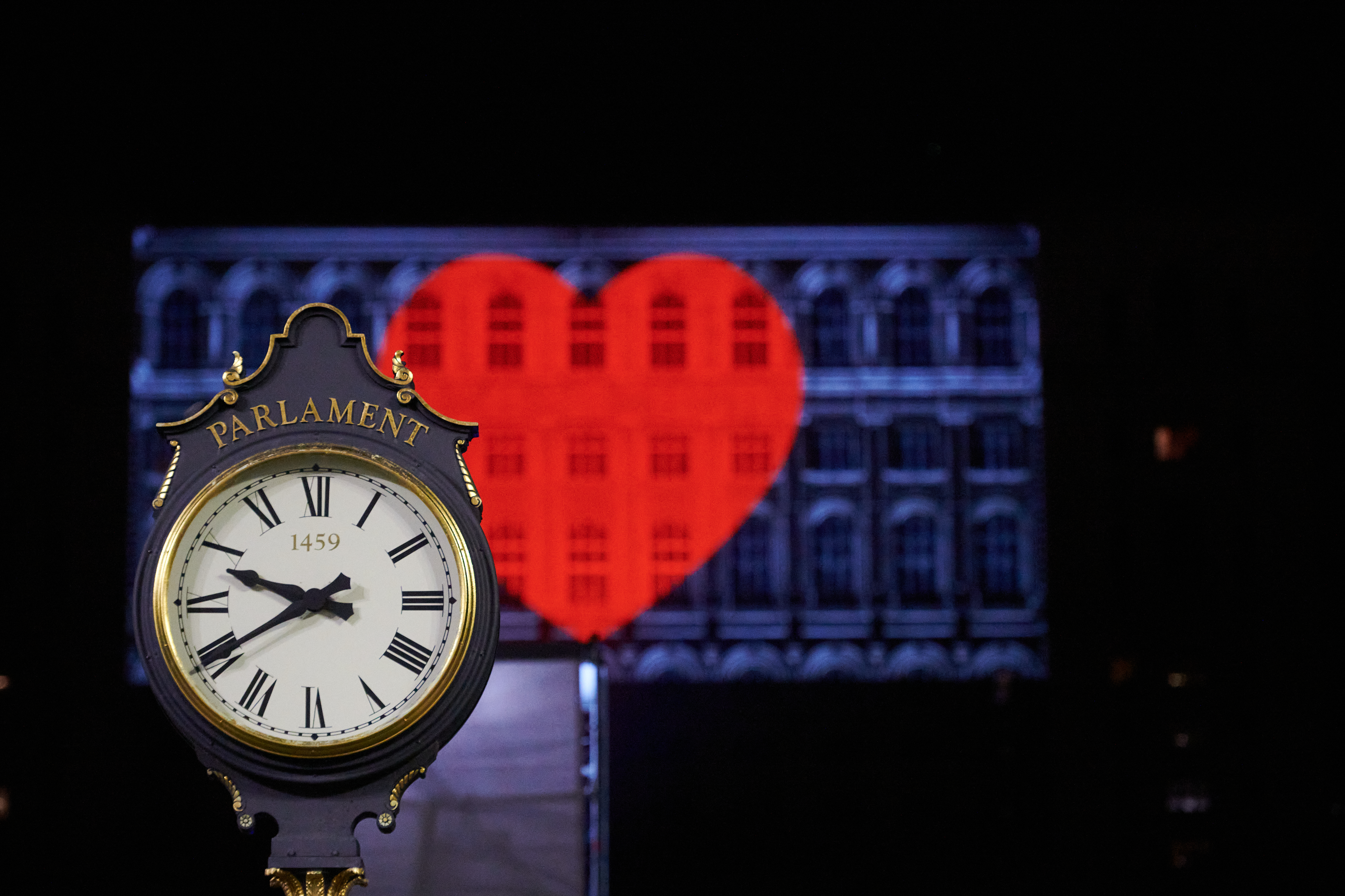 Mesaje de încurajare, proiectate pe Palatul Parlamentului: “O lume. O inimă”