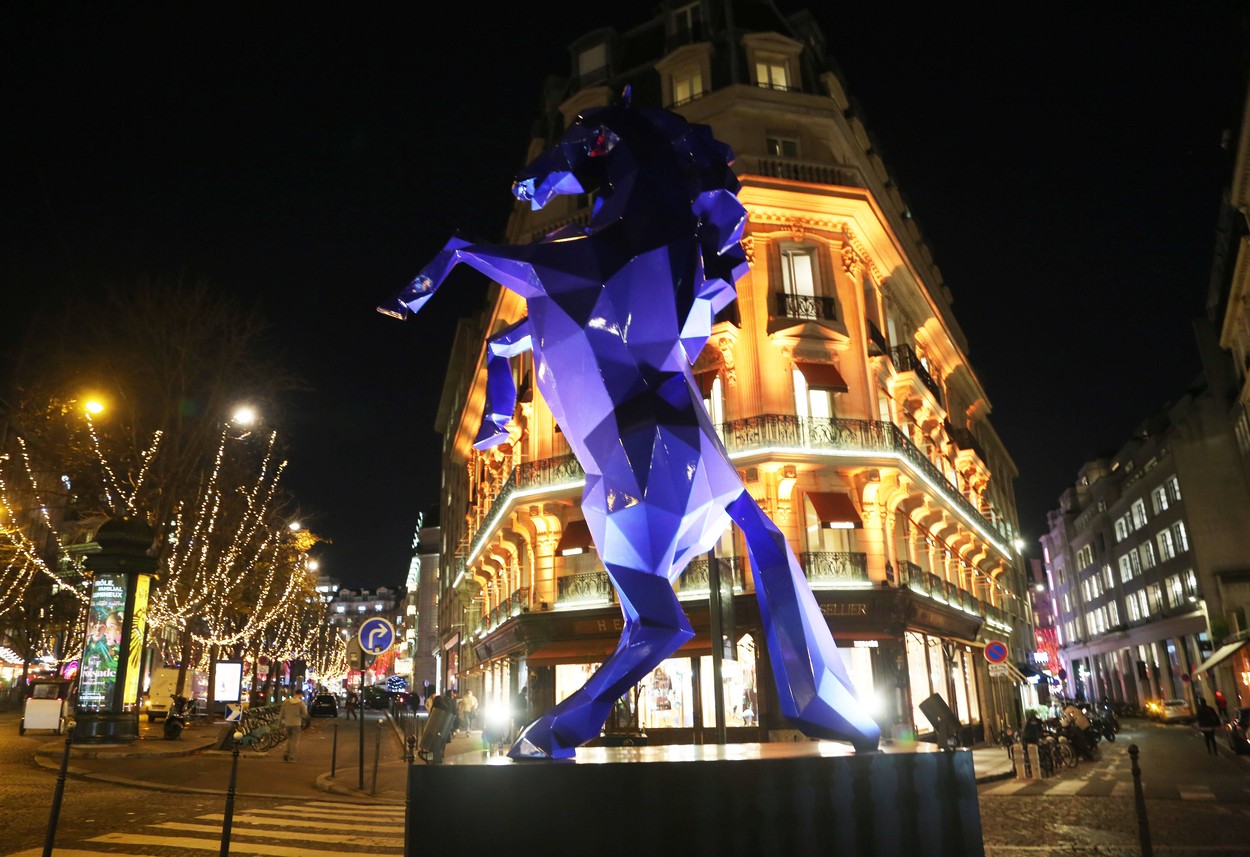 Expoziție de sculpturi gigantice în centrul Parisului, pe Champs-Elysees
