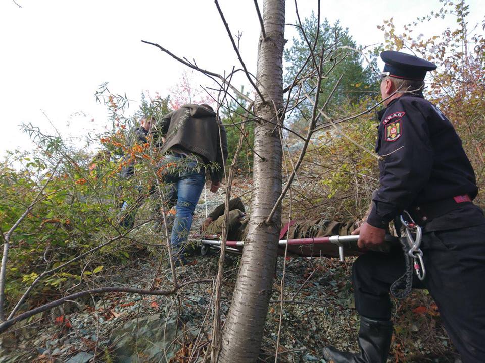GALERIE FOTO: Cercetător salvat de pe munte după ce i s-a făcut rău în timpul studiilor geologice pe care le făcea