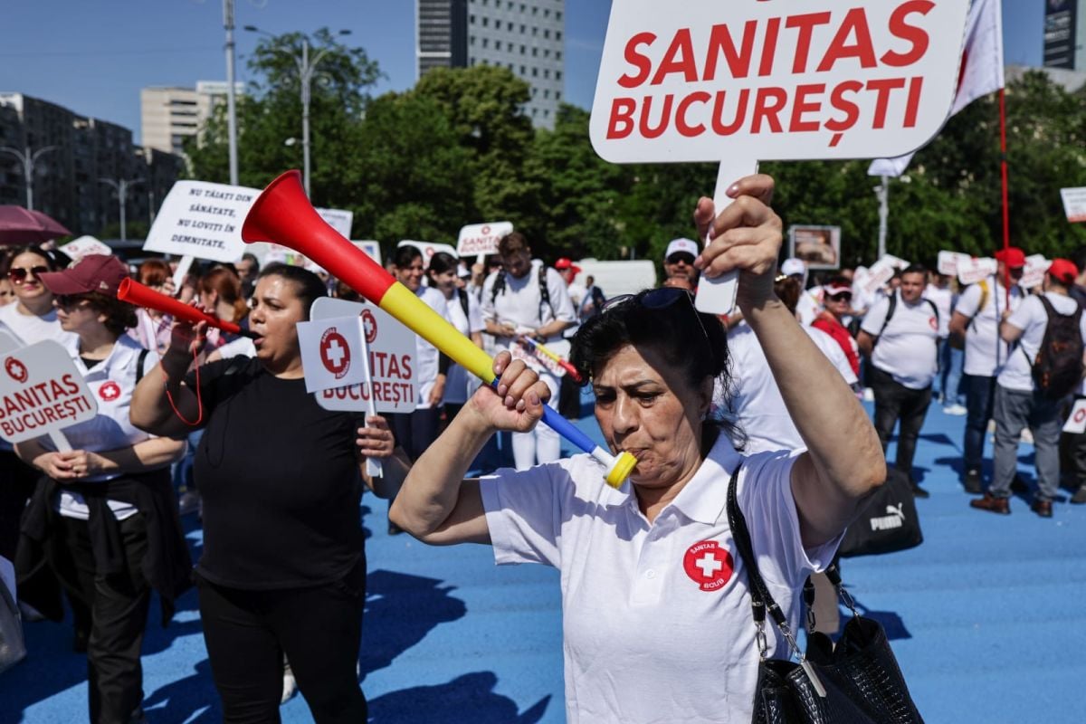 Proteste din cauza legii salarizării: sindicaliștii SANITAS, angajații de la Fabrica de Arme Cugir, ANAF și magistrații se revoltă