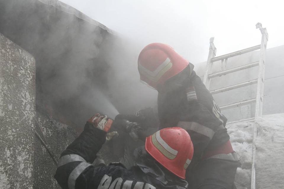 Incendiu în București. Patru case au ars în zona Apărătorii Patriei