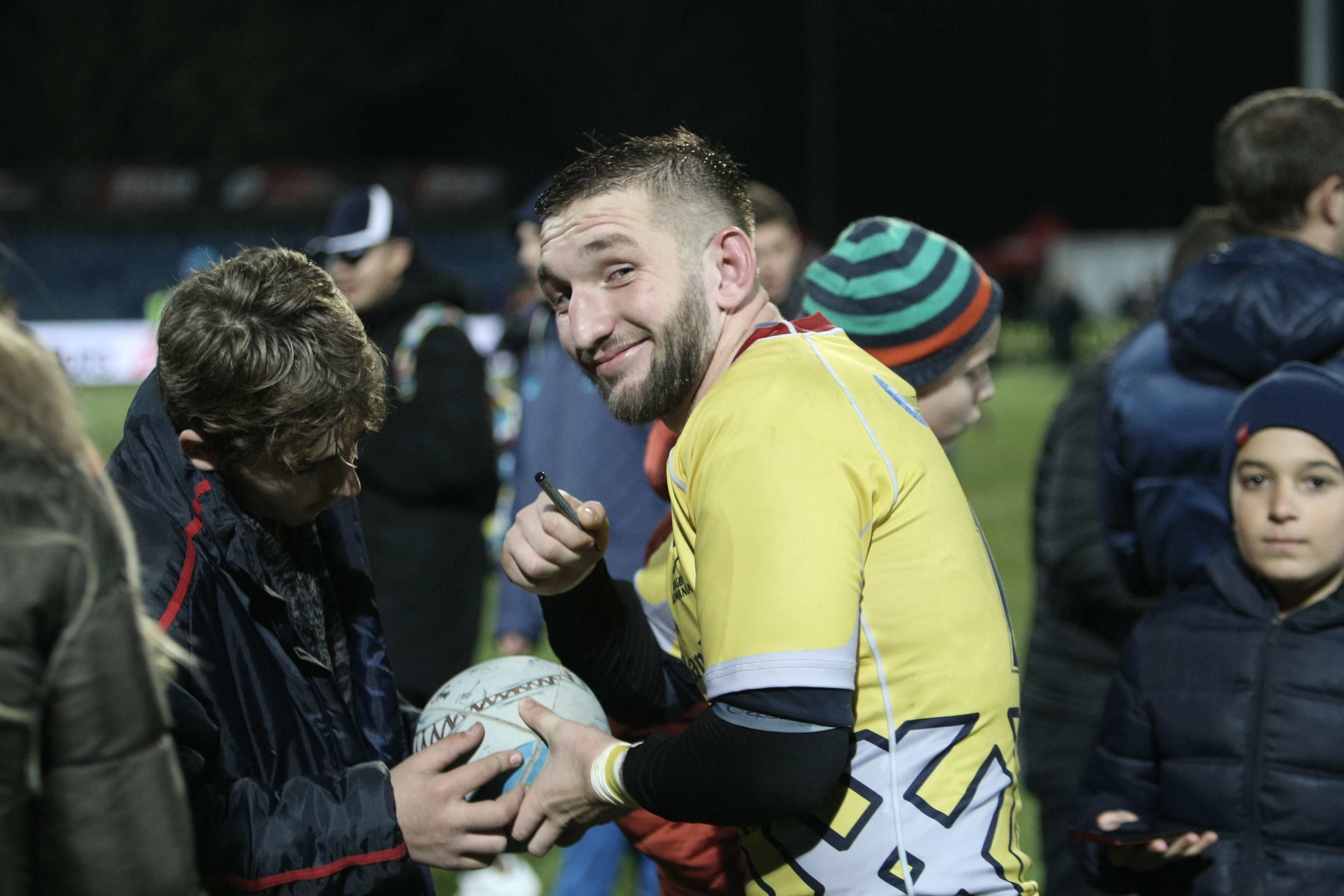 România a învins Canada la rugby. Fanii români au sărbătorit pe teren cu ”stejarii” și cu ”arțarii” | FOTO