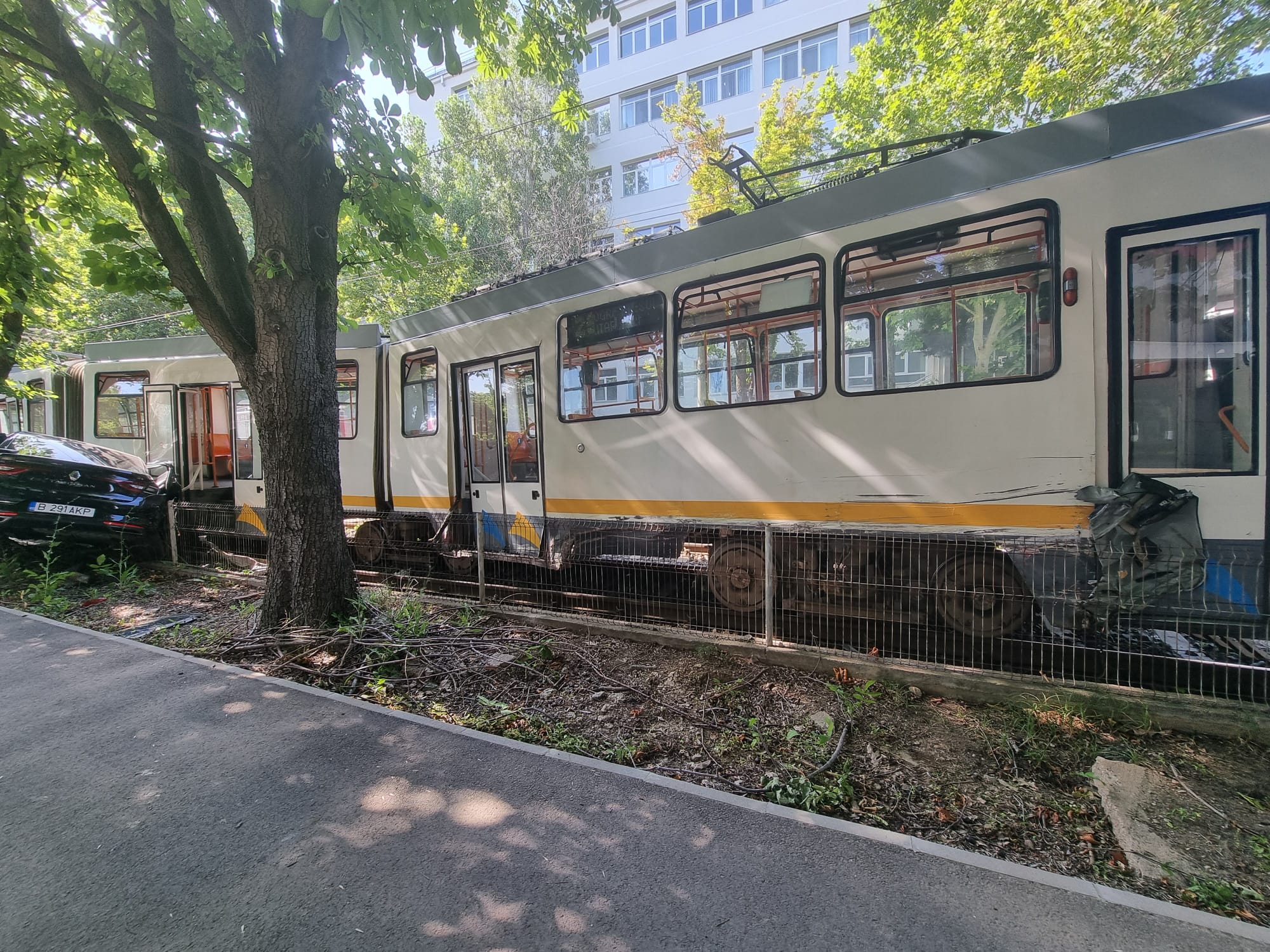 Mașină strivită în București, după ce un tramvai a lovit-o în plin. Linia 25 este blocată
