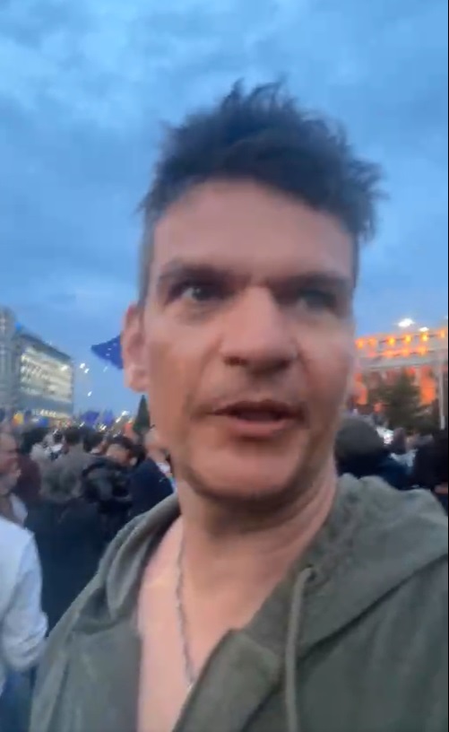 Tudor Chirilă a fost la Mitingul EuRo din Piața Victoriei. Ce a transmis artistul, care s-a plimbat printre manifestanți: „Ăștia, săracii, au venit pe banii lor”