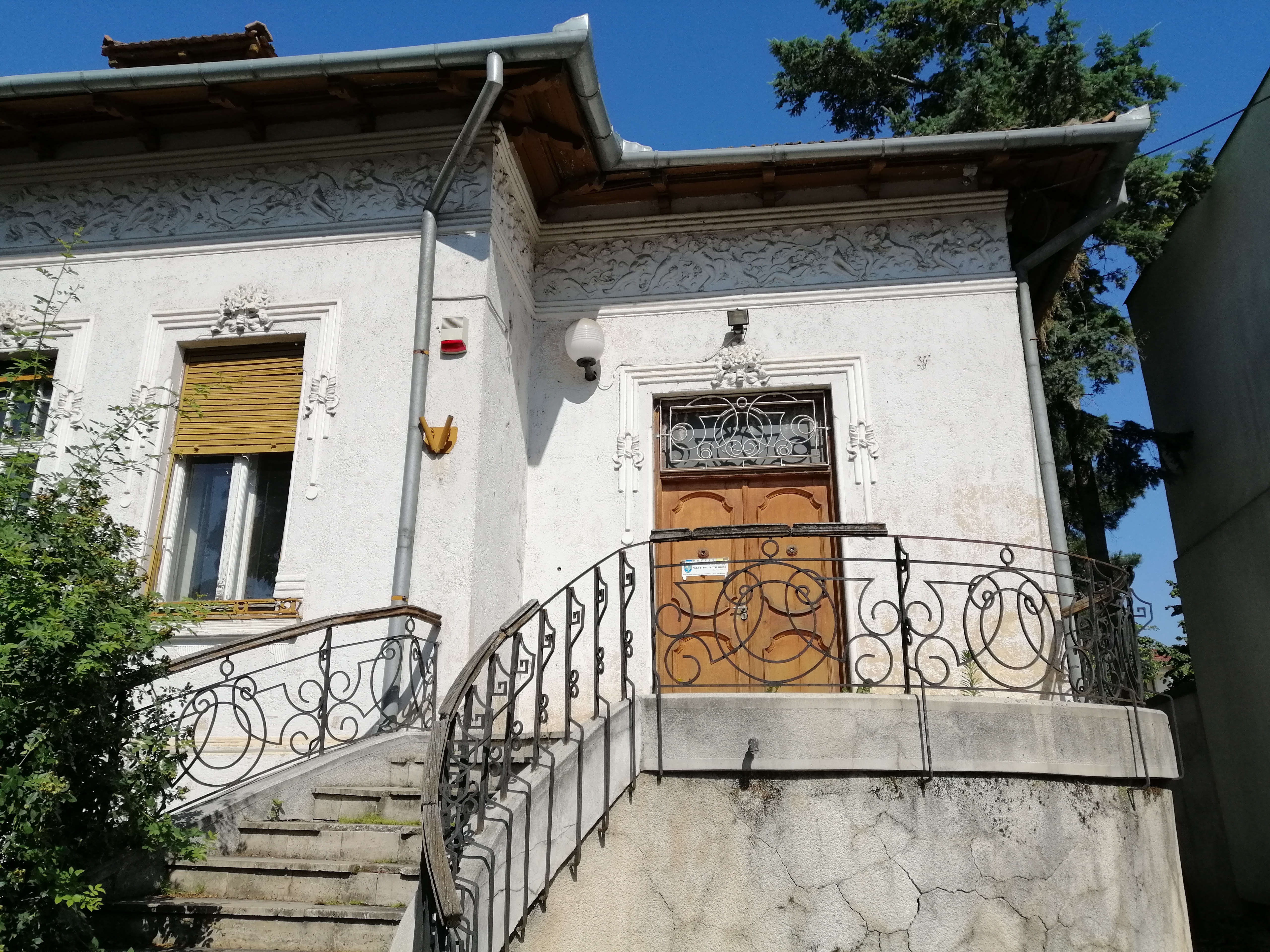 Se vinde o fostă vilă de protocol din vremea lui Ceaușescu. Cât cere statul pe clădirea nefolosită de 3 ani și cum arată acum