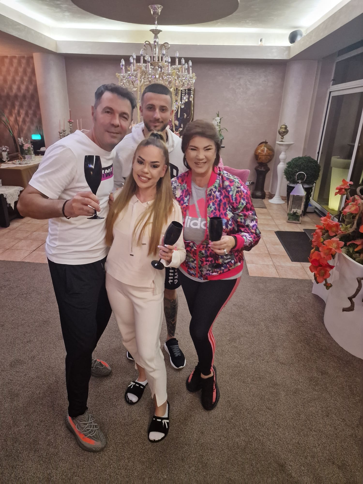 Imagine rară cu fiica vitregă a Mihaelei Borcea. Beatrice are 26 de ani, iar fosta soție a lui Cristi Borcea a petrecut alături de ea. „Îți doresc să strălucești”