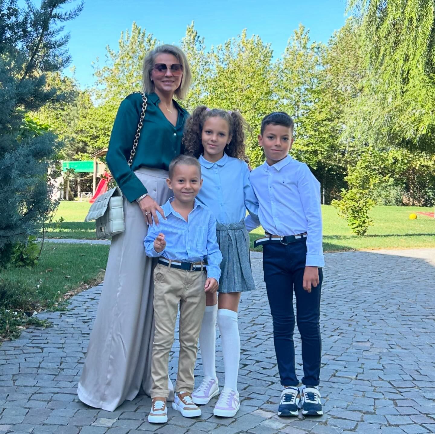 Imagini cu copiii Mirelei Vaida în prima zi de școală. Cum a apărut și soțul prezentatoarei, care nu face parte din showbiz