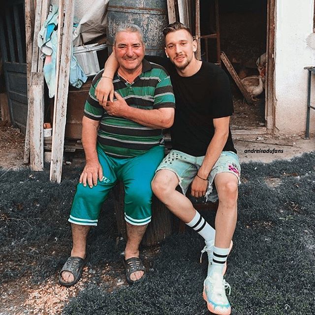 Ionuț Radu, portarul României U21, și-a vizitat bunicii din satul dâmbovițean Brâncoveanu. Vacanță românească | FOTO