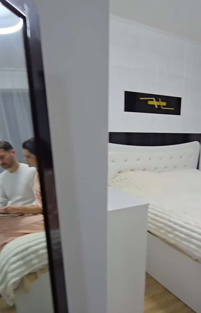 Imagini din dormitorul lui Dinu Maxer și al Magdalenei Chihaia. „Am creat un design unic cu ajutorul corpurilor de iluminat”