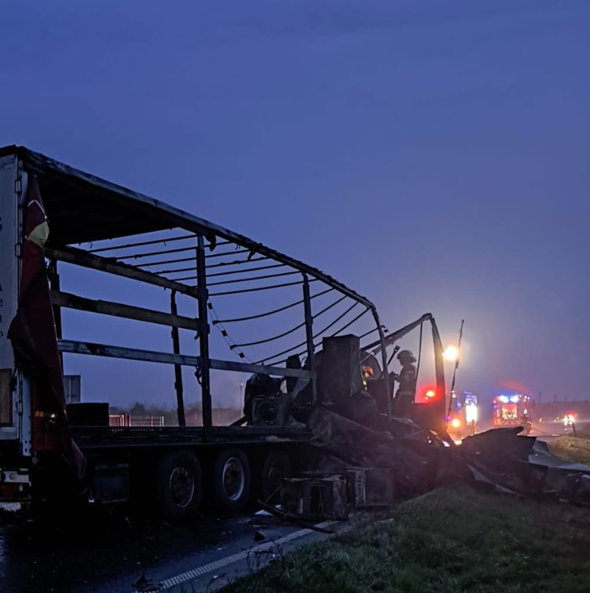 Doi șoferi de camion morți în Arad, unul - în cabina care s-a aprins. Un TIR și o basculantă s-au ciocnit frontal I VIDEO 