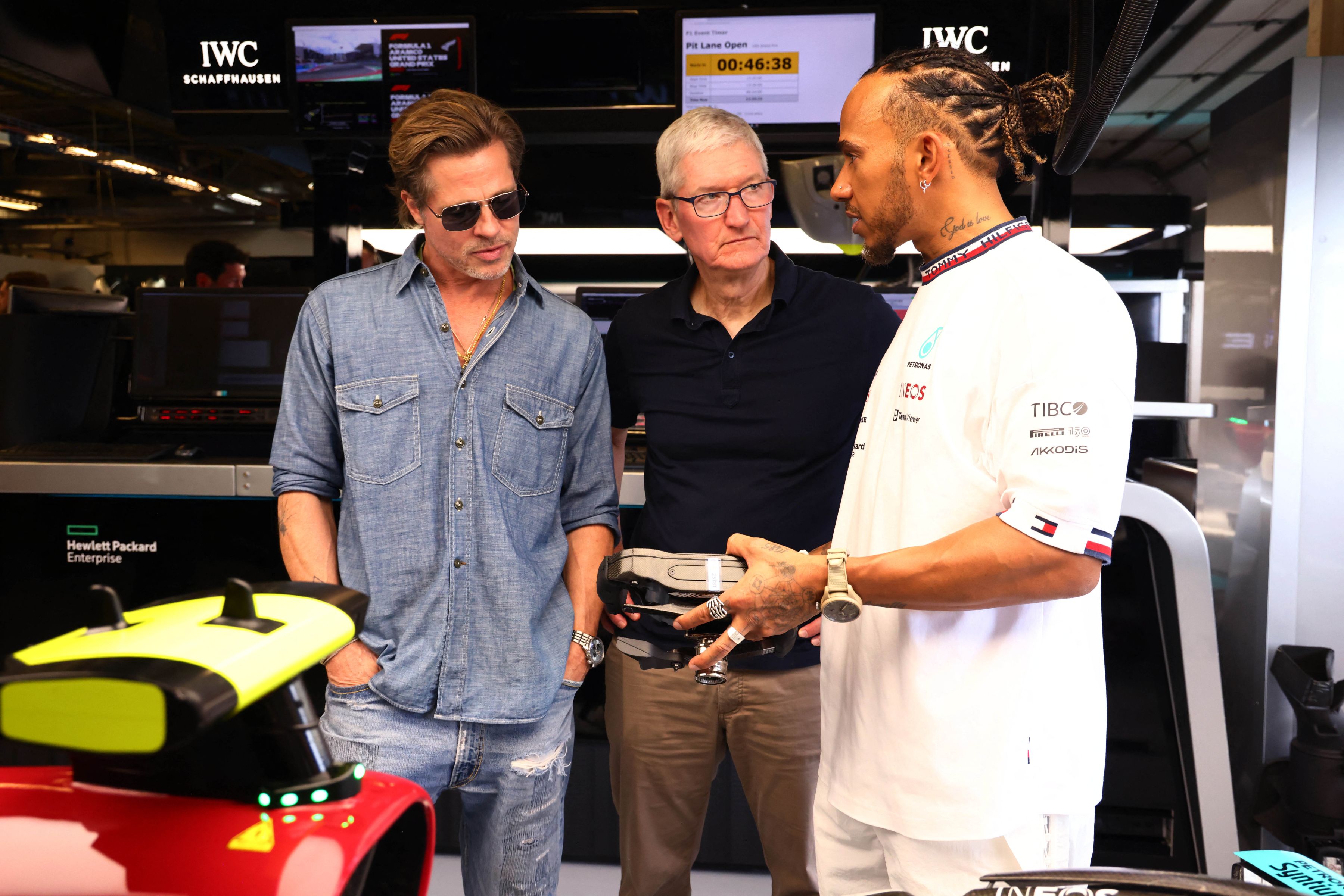 Filmul la care Brad Pitt a lucrat cu Lewis Hamilton ajunge în România. De când poate fi văzut la cinema „F1: The Movie”