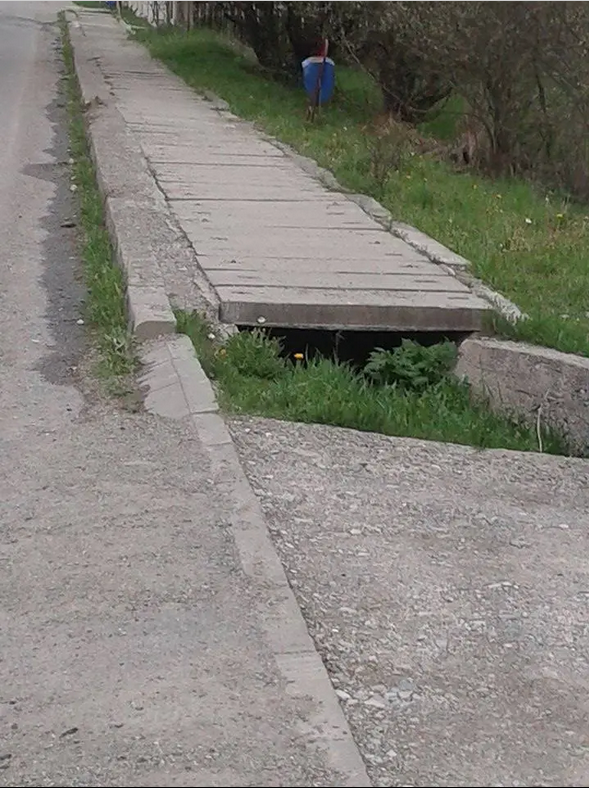 Despăgubiri de mii de euro obținute de români accidentați grav mergând pe trotuar. Cazul femeii care s-a nenorocit la o plimbare prin Durău  