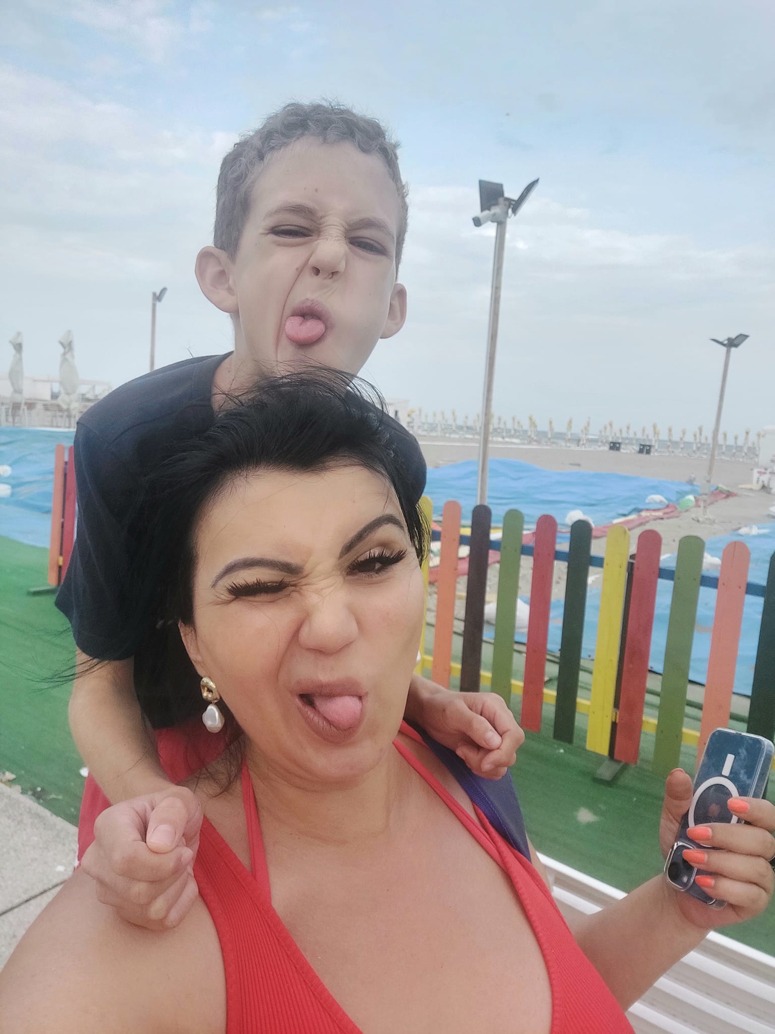 Logodnicul Adrianei Bahmuțeanu nevoit să se întoarcă de urgență în SUA: „Are niște probleme”. Vedeta a rămas singură cu fiul lui