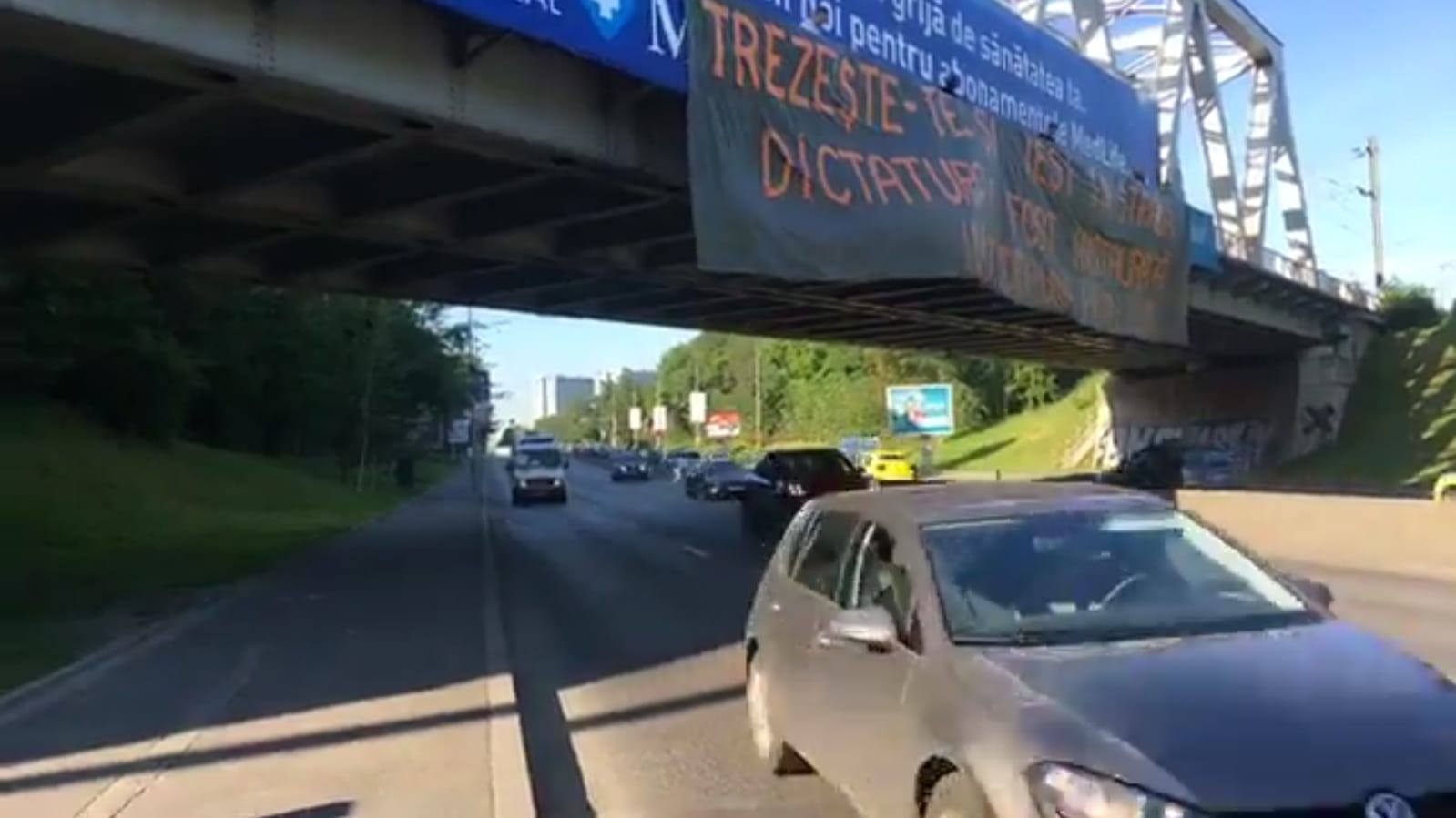 FOTO / Acţiuni împotriva OUG privind amnistia şi graţierea, în Capitală. Banner pe podul de la Fântâna Morița și incidente în Piața Victoriei