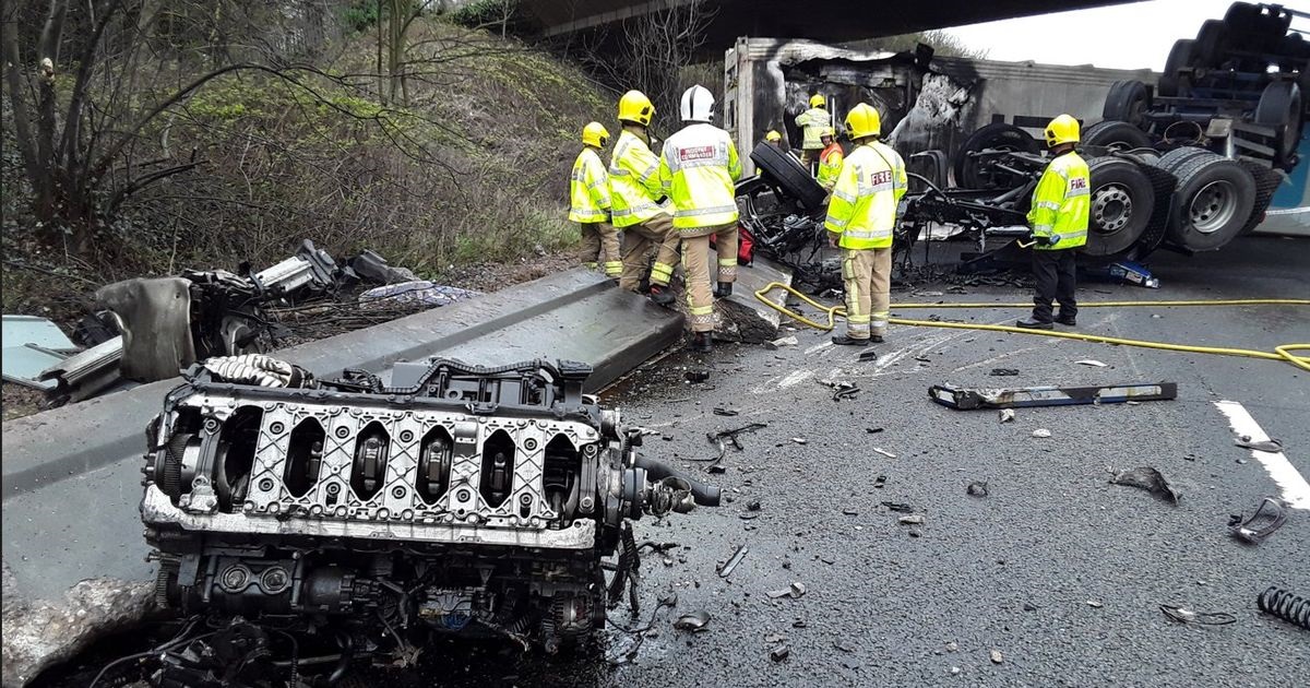 Camion rupt în două și cuprins de flăcări, cabina a fost aruncată de pe șasiu și motorul împrăștiat pe carosabil, pe o autostradă din Anglia