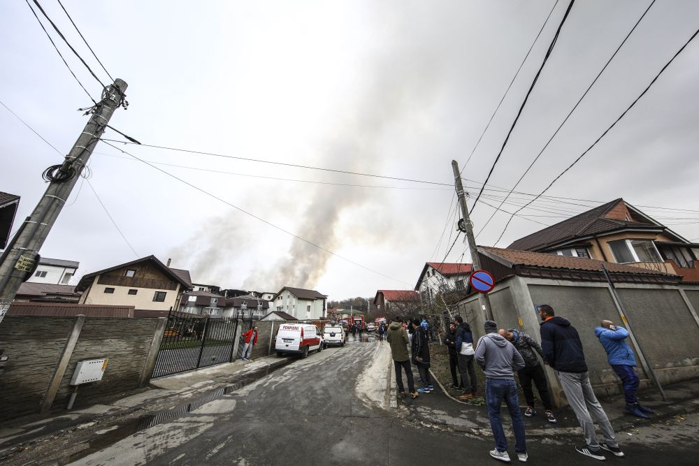 VIDEO/ Locuitorii din Chiajna aduc acuzații dure, după incendiul care a cuprins trei blocuri. "E posibil să fi rămas doar cu hainele de pe mine!”. De la ce ar fi pornit incendiul