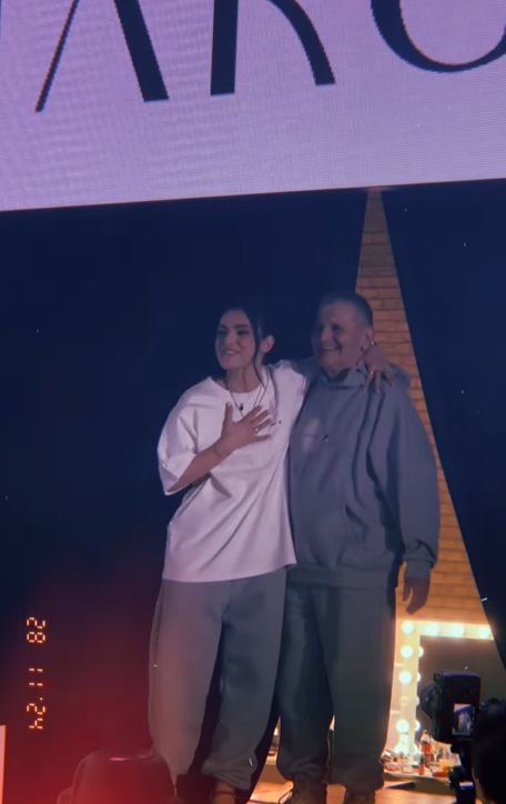 Cum a apărut Andreea Esca pe podiumul de modă alături de tatăl ei, care are 86 de ani. Au defilat în hainele create de Alexia Eram