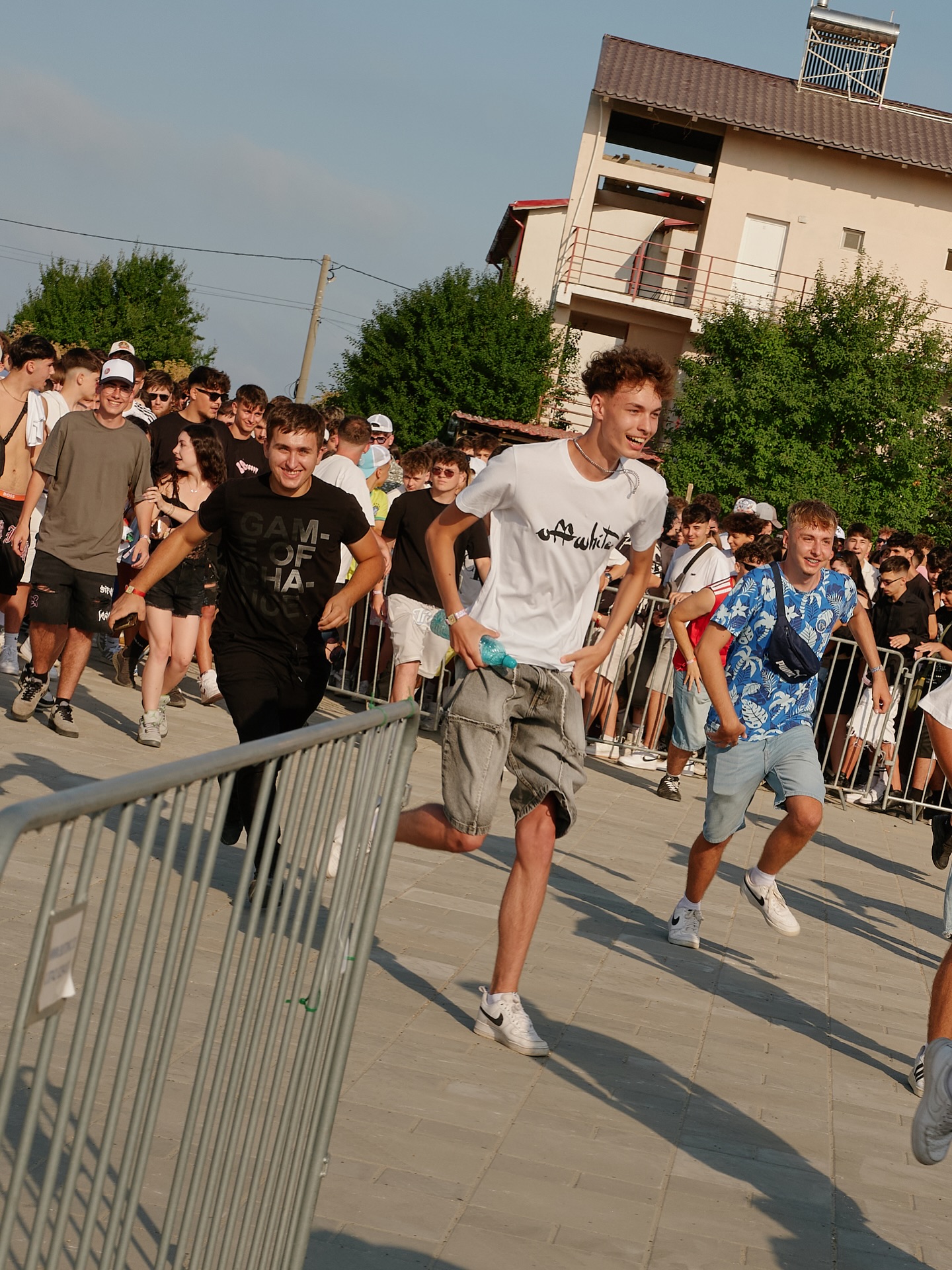 Beach, Please! 2025, prima zi a festivalului în imagini. Rapper-ul american Swae Lee a făcut show, mulțumindu-i lui Selly pentru invitație