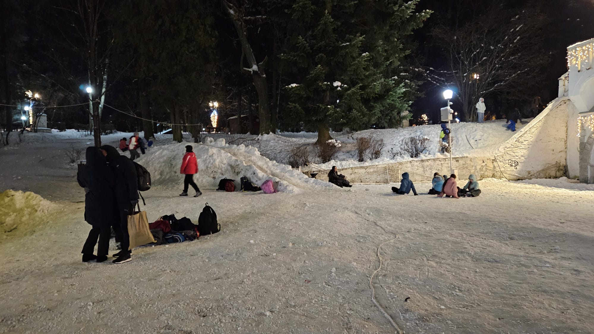 Vatra Dornei este pregătită pentru sfârșitul de an. Orașul-stațiune are hotelurile pline, pârtiile deschise și prețuri accesibile | REPORTAJ