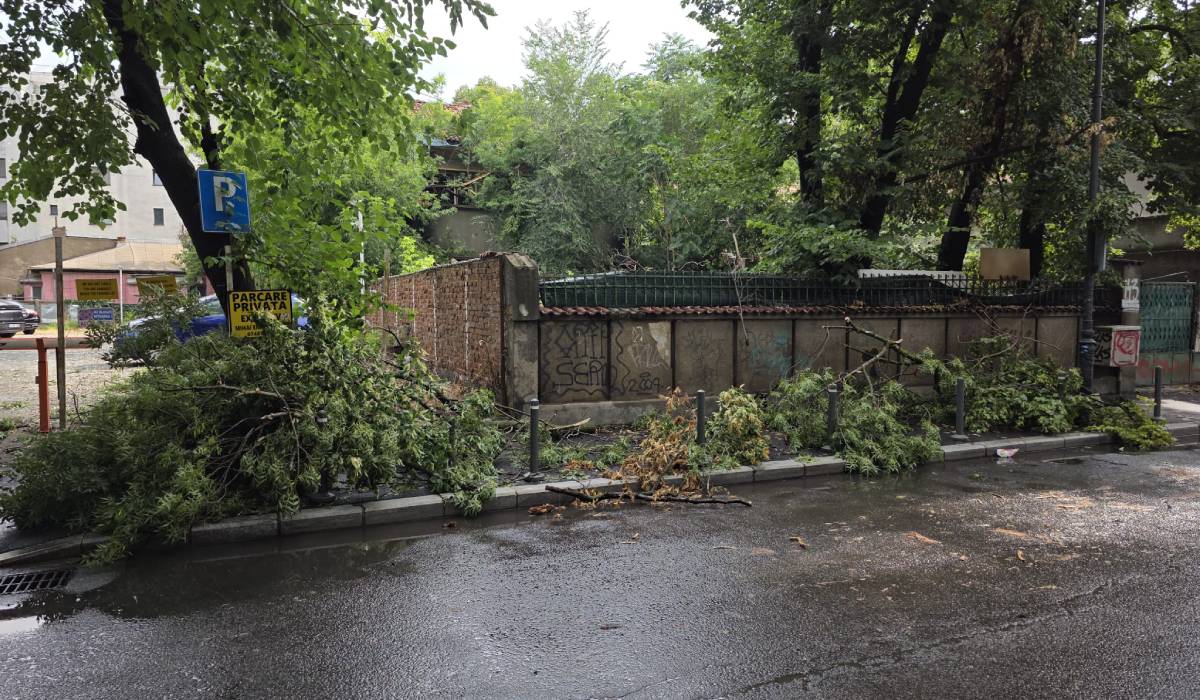 Dezastru după furtuni: București este sub ape iar aproape 30.000 de oameni din 65 de localități sunt fără curent. Pompieri din 9 județe vin în ajutor
