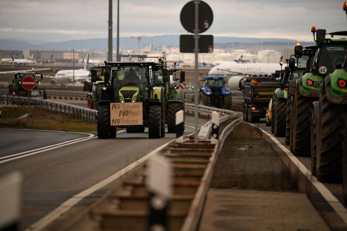 Protest cu tractoare în zona aeroportului din Frankfurt. Fermierii au perturbat accesul pe cel mai mare aeroport al Germaniei