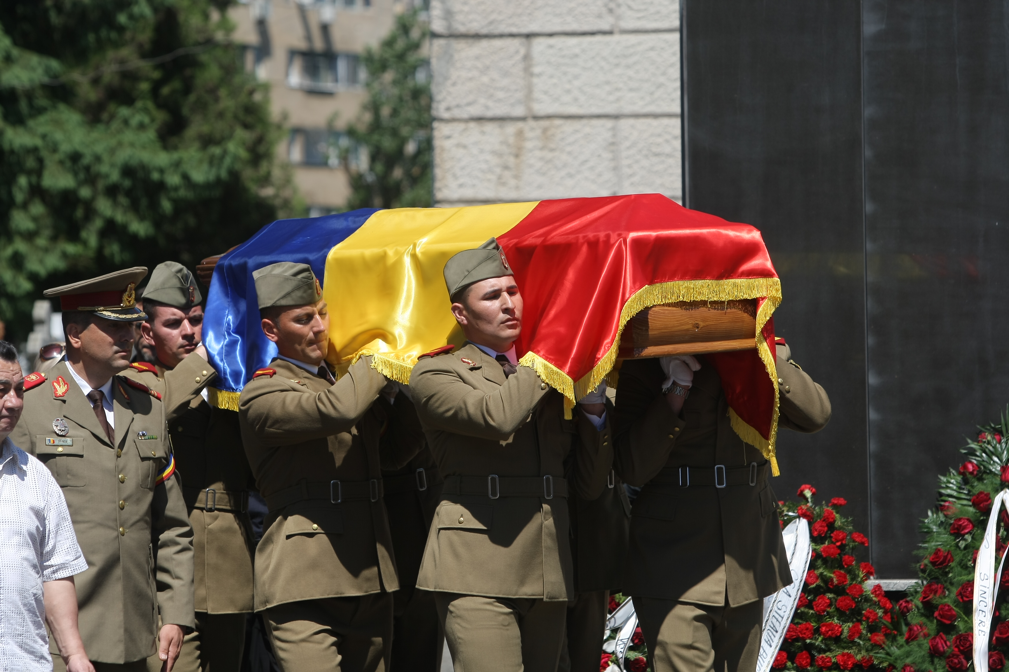 GALERIE FOTO&VIDEO/ Cristian Țopescu, înmormântat cu onoruri militare, la Cimitirul Ghencea Militar din București