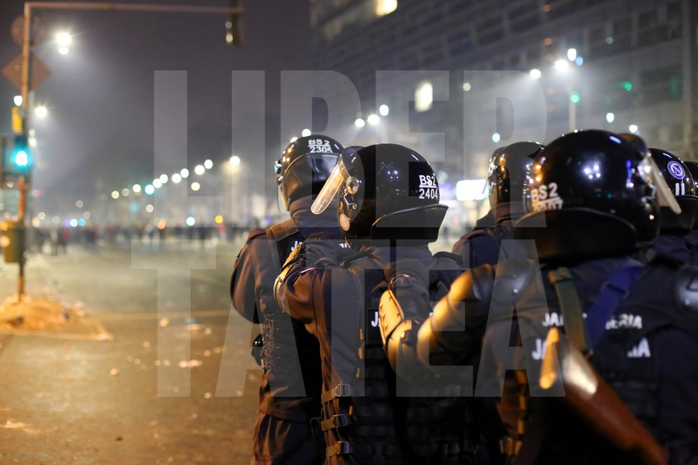 Violențe între ultrași și jandarmi, miercuri seară, în Capitală, pe finalul protestelor / FOTO & VIDEO