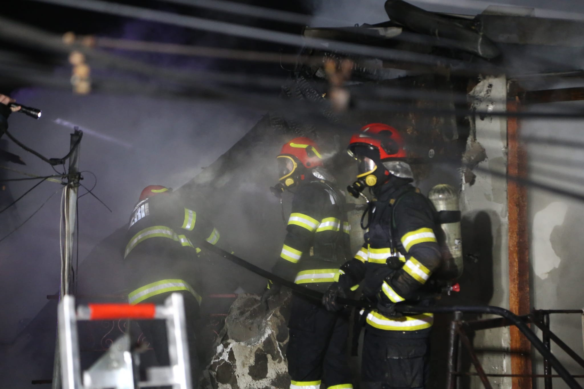 O casă a ars în totalitate și alte două au fost afectate după un incendiu puternic în sectorul 3 al Capitalei