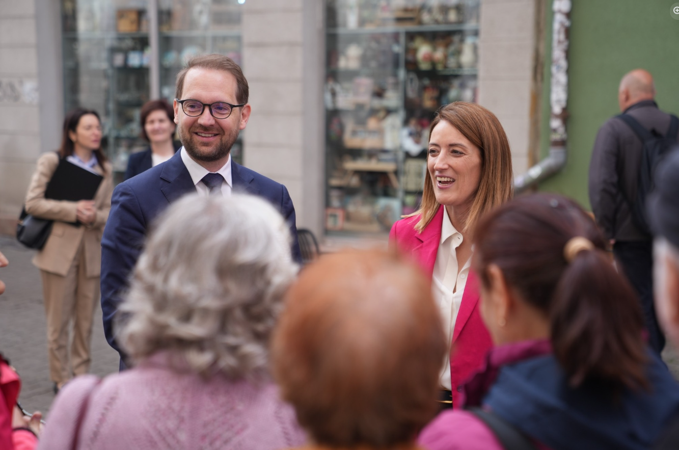 Roberta Metsola s-a plimbat în Timișoara alături de Dominic Fritz: „I-am arătat semnele gloanţelor care au mai rămas pe clădirile noastre” 