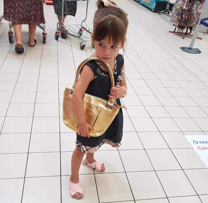 Cum arată acum fetița Sânzianei Buruiană. Pozează mai ceva ca un fotomodel | FOTO