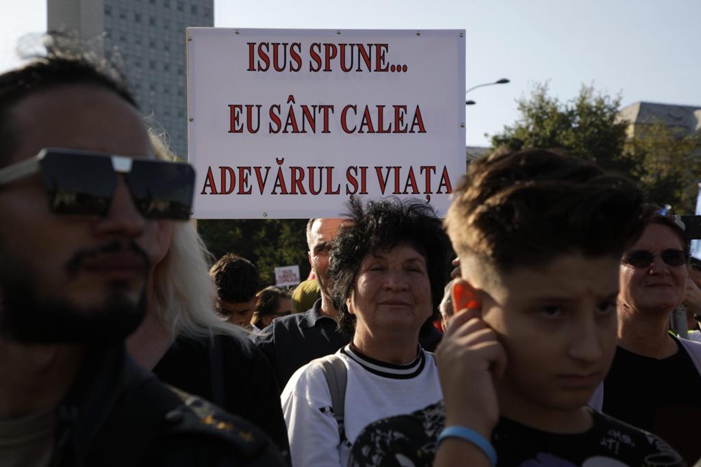 „Iartă-ne pentru prostituția din țară!”. Marș pentru „apărarea credinței” și împotriva „destrăbălării pe OnlyFans” în centrul Bucureștiului