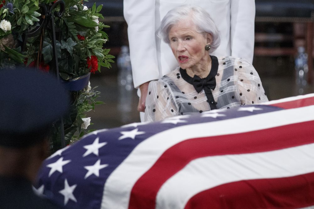 FOTO/ Imagini emoționante. Mama lui John McCain, în vârstă de 106 ani, la căpătâiul fiului ei