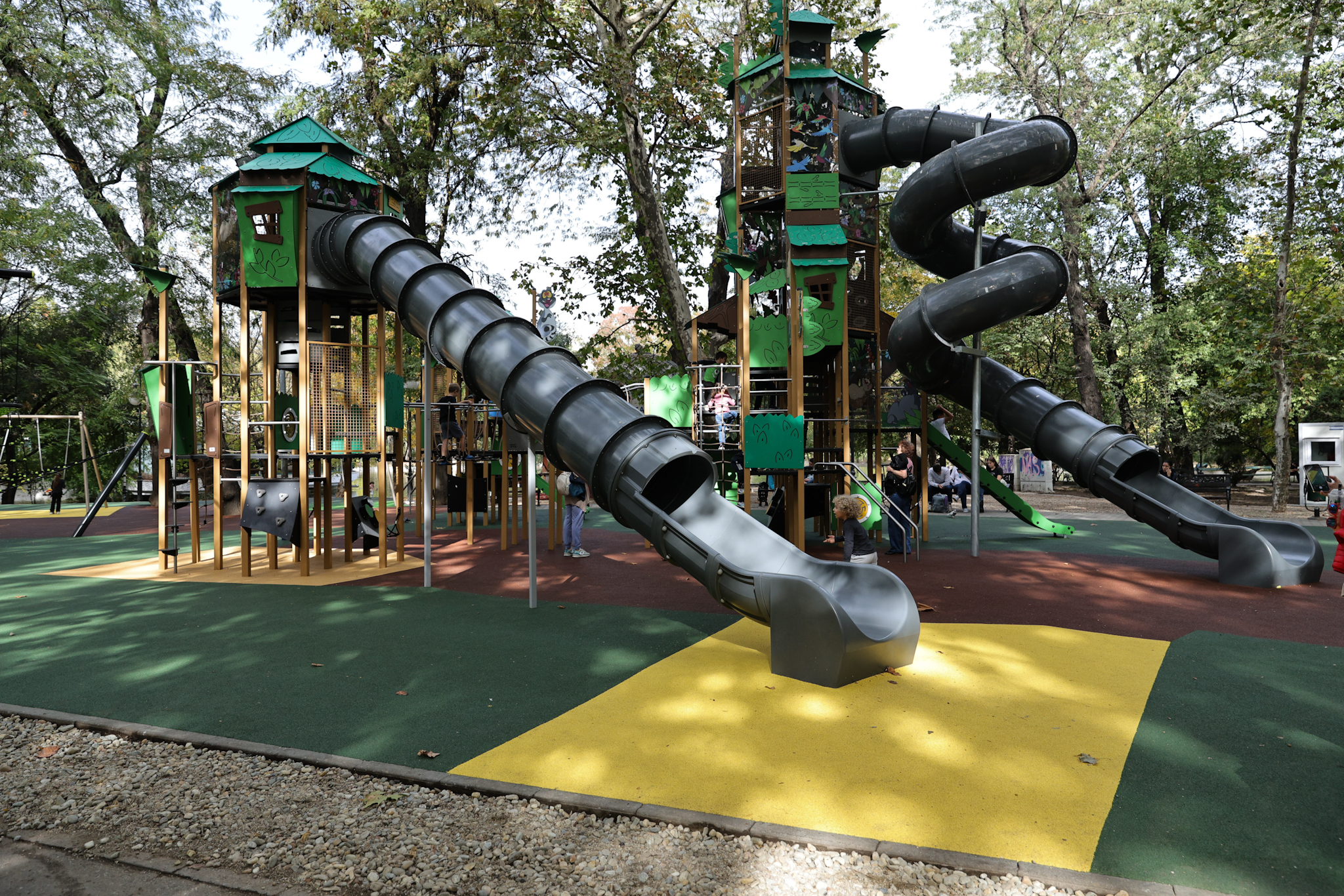 FOTO. Locurile de joacă pentru copii din Parcul Cișmigiu au fost modernizate. Noutatea: zonă specială pentru persoanele cu dizabilități