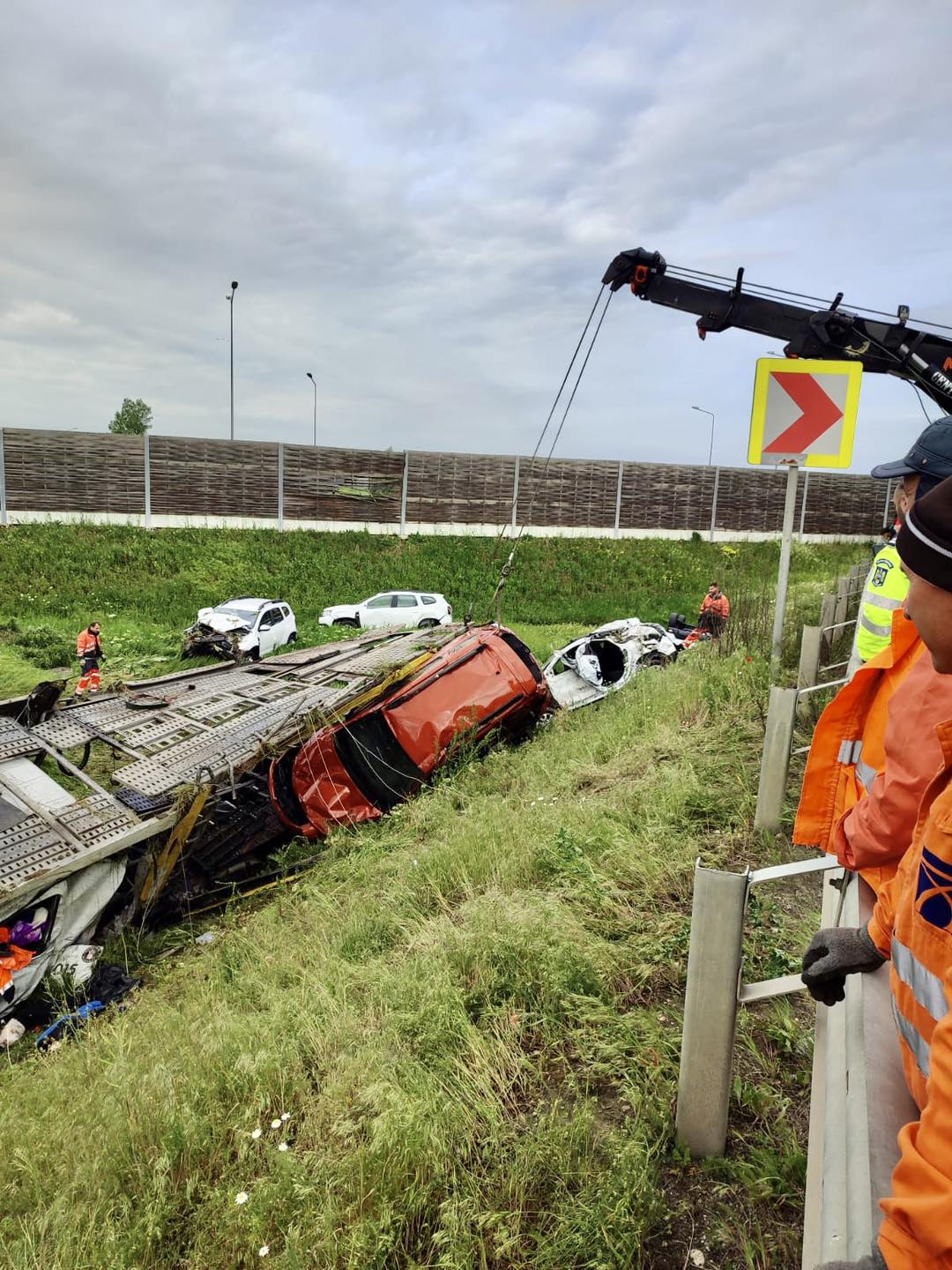 Dacii Duster împrăștiate pe câmp, la ieșirea de pe Autostrada Vestului, în Arad. Șoferul care le transporta pe platformă a murit la spital