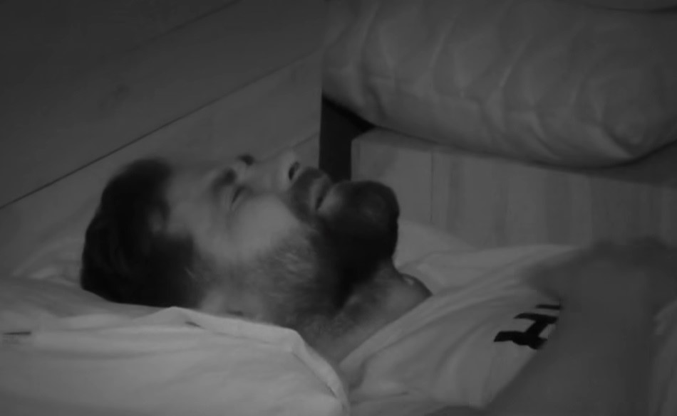 Cornel de la „Insula Iubirii” 2024 trece prin clipe de coșmar în emisiune: „Mă doare în piept”. Echipa a solicitat intervenția medicilor