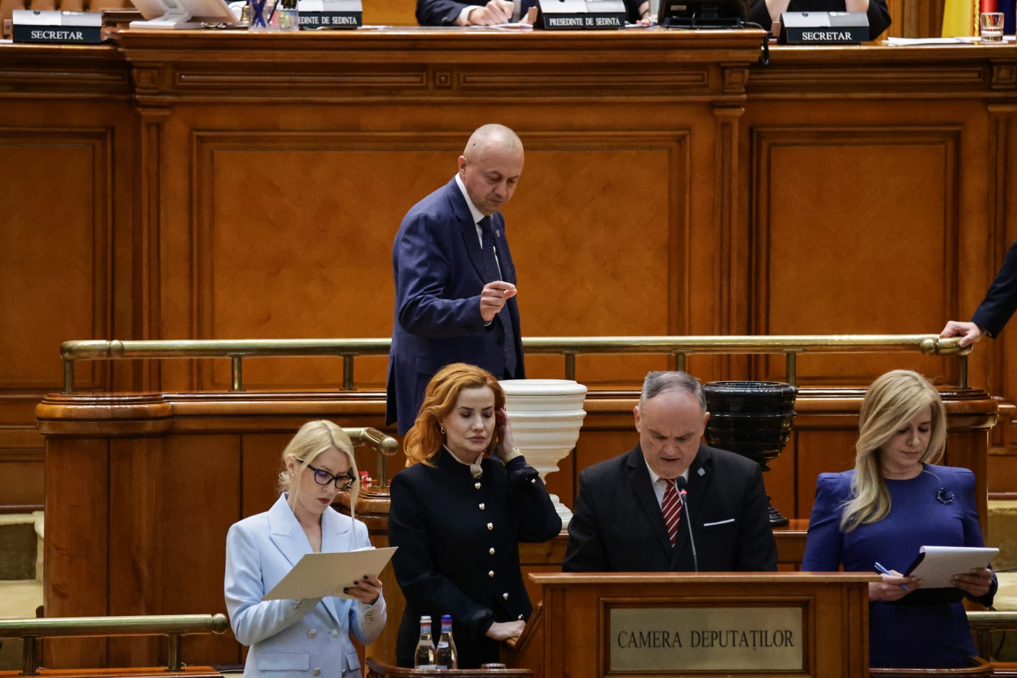 Ce nu s-a văzut la televizor în timpul votului moțiunii de cenzură împotriva Guvernului Bolojan. Negocieri în șoaptă, telefoane pe fugă și calcule la limită