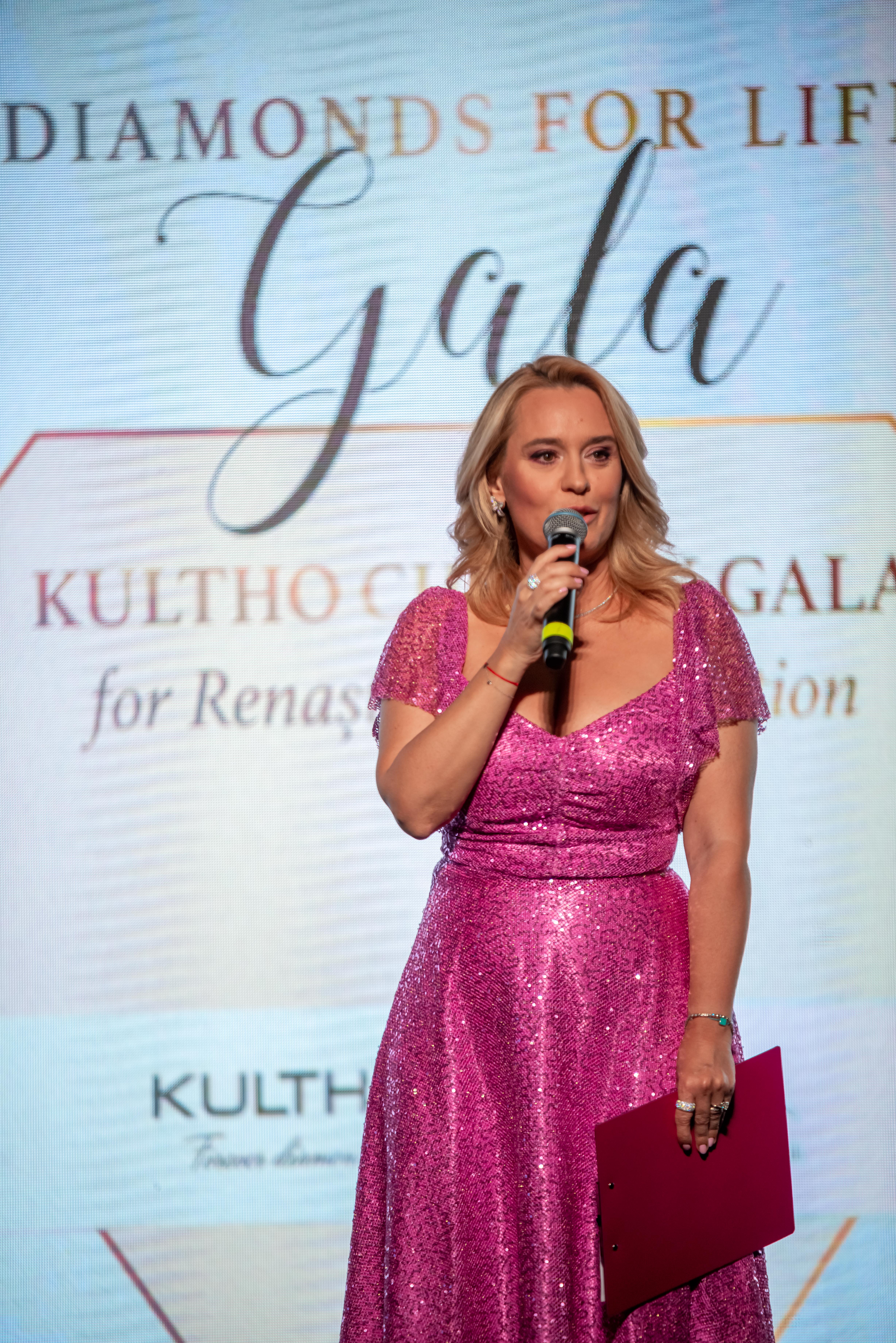 Andreea Esca și Andra, apariții strălucitoare la un eveniment caritabil: „A fi femeie aduce atâtea bucurii, dar, din păcate, și riscuri”