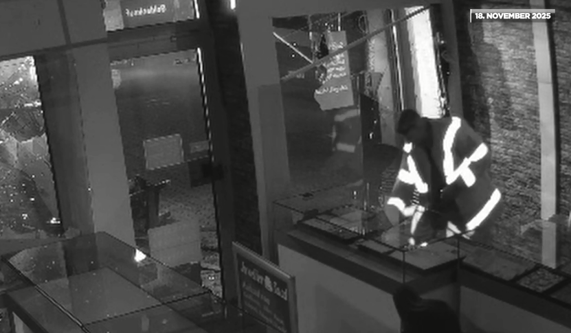 Un bărbat a furat un excavator, a intrat cu el într-o bijuterie și a vrut să ia pe sus și un bancomat, în Germania