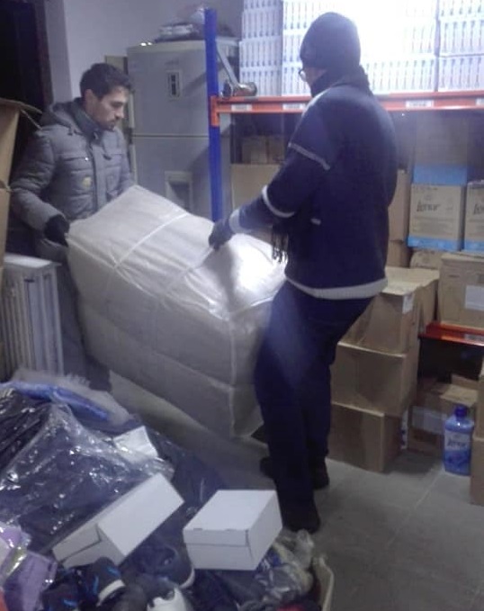 REPORTAJ/Preotul care a strâns o armată de îngeri păzitori și-a reușit o minune. 4.000 de copii săraci au intrat în an nou cu hăinuțe noi!
