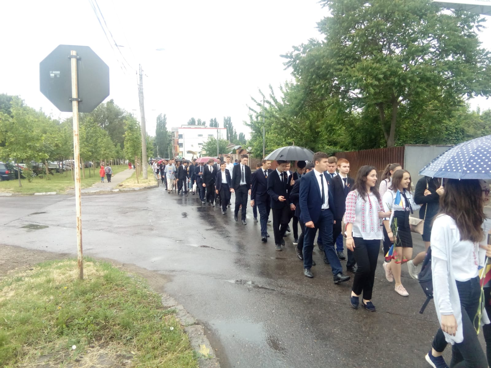 Sute de persoane au participat la procesiunea tradiţională de Înălţare şi de Ziua Eroilor de la Galați/ GALERIE FOTO