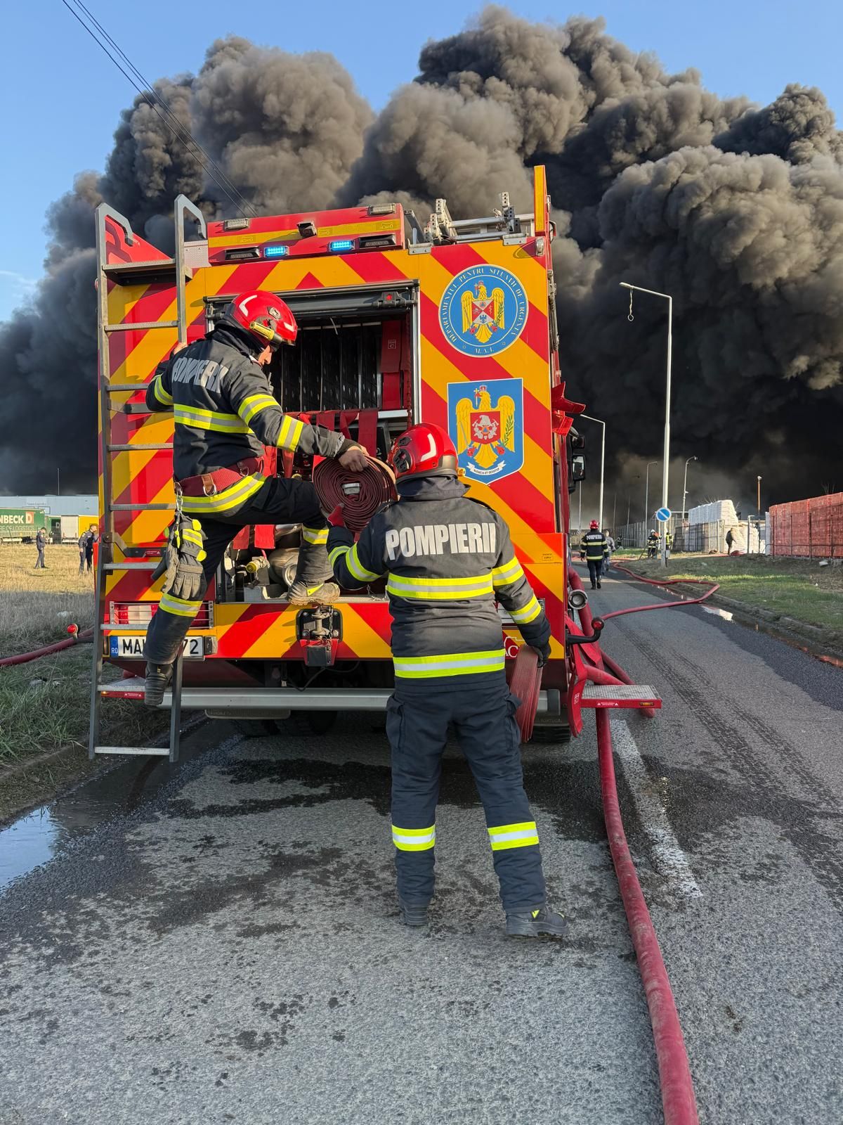Incendiu la o fabrică de polistiren din Arad: norul uriaș de fum negru se vede de la zeci de kilometri, au fost emise trei mesaje consecutive RO-Alert