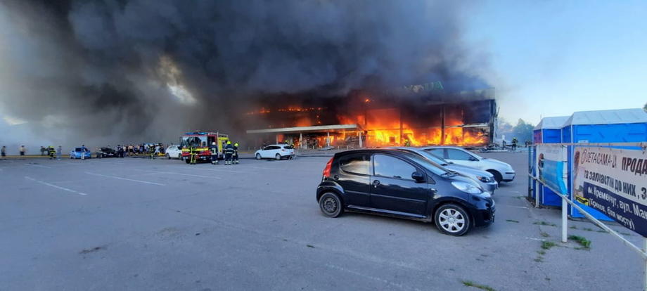 Imagini dramatice de la mall-ul din centrul Ucrainei, bombardat de ruși